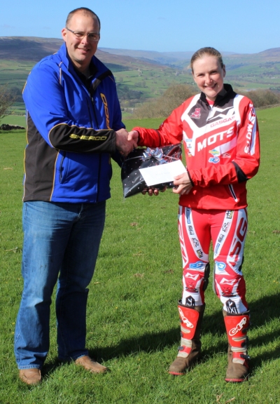 Nathan Stones Presenting Katy Sunter with her Sponsorship Cheque and  Club Hoody   JK